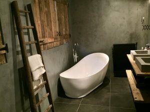 Betonstuc badkamer sober landelijk