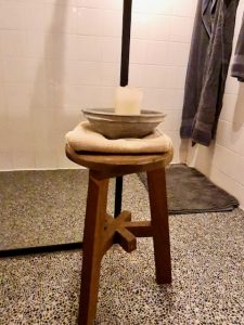 Houten kruk schaal handdoek landelijke badkamer