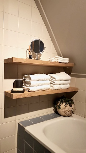 Houten zwevende planken badkamer handdoeken spiegel kruik