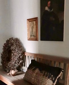 Houten bank overloop krans canvas Marten van Rembrandt naast schilderijtje in barok lijst