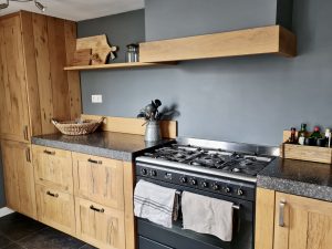 Landelijke houten keuken met grijze achterwand