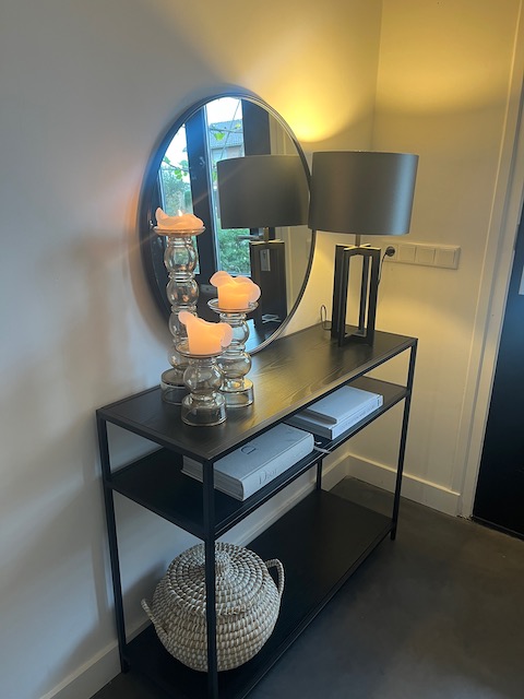 Sidetable hotel stijl ronde spiegel rieten mand boek Dior tafellamp glazen kandelaars