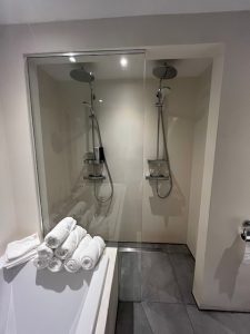 Inloopdouchte voor 2 personen hotel chique badkamer