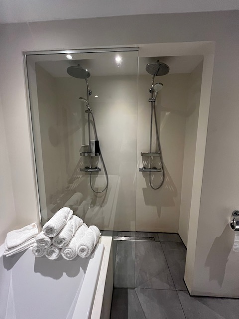 Inloopdouche met regendouche voor 2 personen hotel chique badkamer