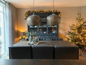 Grote lampen boven eettafel kerstverlichting bovenop landelijke kast kerstboom landelijke versiering