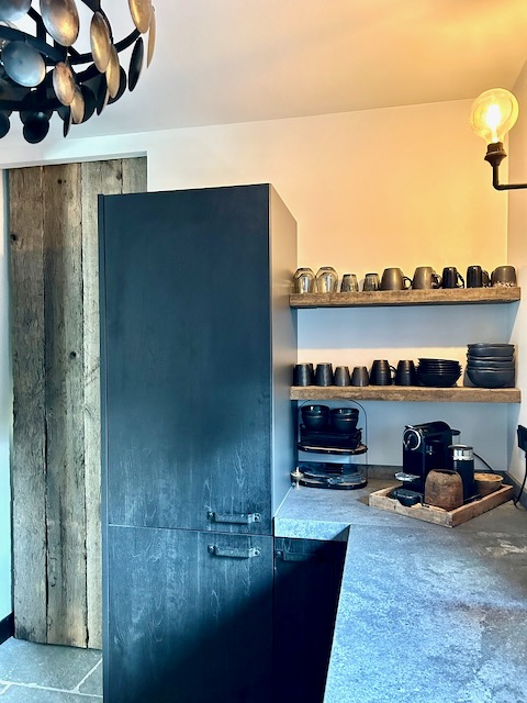 Sober wonen landelijke keuken zwart kast deur steigerhout nisje keuken met houten planken koffiehoekje aanrecht 
