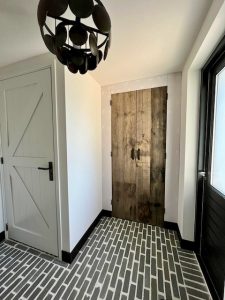 Waaltjesvloer landelijke hal houten binnendeur van steigerhout Hoffz schijfjeslamp