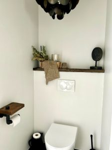Toilet landelijk ingericht houten plank achter het toilet schijfjeslamp ornament op voet