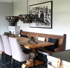 Houten kerkbank landelijke eetkamerstoelen tafel met kolompoot schijfjeslamp Hoffz zwart wit foto muur