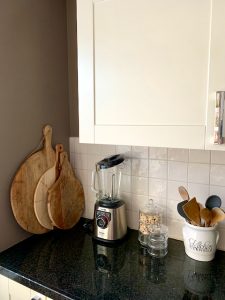 Witte keuken houten ronde snijplanken pot met houten lepels aanrecht