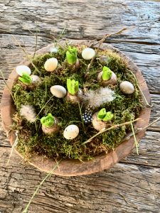 Houten landelijke schaal mos bloembollen en decoratie paas eieren