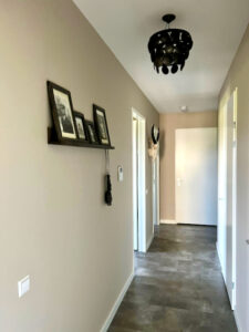 Landelijk hal in appartement schijfjes hanglamp fotoplank lange muur