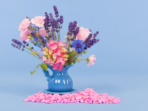 Zijde bloemen roze met paars in blauwe landelijke kan