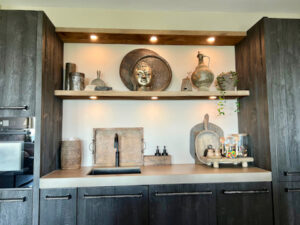 Keukenplanken met verlichting Barnwood keuken antraciet gouden Boeddha beeld serveerplank op pootjes