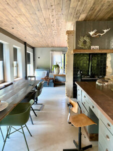 Plafond houten planken zelligjes zwart achter het fornuis toonbank als keukenblok Aga cooker