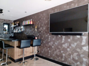 Huisbar hotel chique stijl Arte behang verticale panelen bar met zwart leren barstoelen