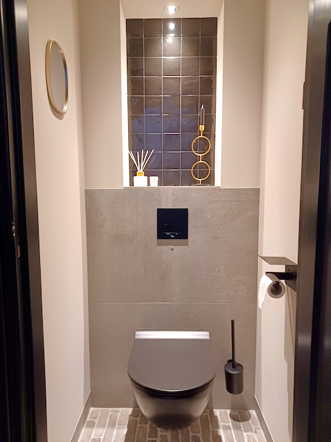 Hotel chique toilet zwarte tegels nisje waaltjes vloer wc