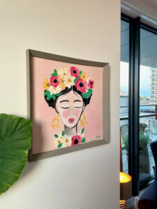 Schilderij roze Dame met hoed met bloemen