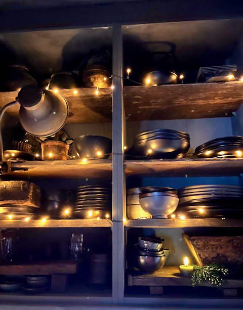 Keuken planken kerstversiering zwarte servies borden kommen schalen kerst lichtjes